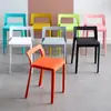 Silla moderna minimalista con respaldo, disponible en múltiples colores, taburete alto con diseño hueco, popular en restaurantes y cafeterías como silla de espera