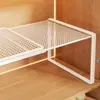 El estante escalonado del zapatero es extensible y ahorra espacio, con un soporte para zapatos de doble capa y una partición de almacenamiento para la organización de zapatos.
