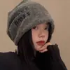Touca Feminina da Moda Estilo Coreano com Circunferência da Cabeça Grande, Emagrece o Rosto, Quente, Protege as Orelhas, Turbante de Pelúcia Fashion com Letras