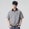 Camiseta de Manga Corta Falsa de Dos Piezas Estilo Nuevo 2026, Tendencia Retro Americana, Versátil con Apliques, Top de Bloques de Color de Verano con Cuello de Solapa para Hombre