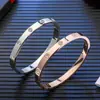 Pulsera de pareja de lujo ligero de alta calidad, acero de titanio, diseño abierto de nicho, pulsera de mujer de alta calidad popular en línea, a la moda en Instagram