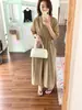 Toma real: Vestido midi de color sólido vintage francés con cuello en V y diseño plisado, nueva moda de verano 2026