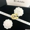 Letras clásicas broche de alta gama pasador elegante patrón de estilo elegante mismo estilo ramillete ropa prendas accesorios chapados en oro