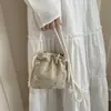 Bolsa Pequeña de Verano 2026 Nueva de Moda Bolso Cruzado de un Solo Hombro para Niñas, Mini Bolso Cubo Tejido de Paja Influencer de Instagram