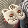 Pantuflas de oso de dibujos animados para el hogar con tacto suave para mujer, nuevas pantuflas de algodón cálido de felpa antideslizantes para interior para hombre, otoño e invierno 2026