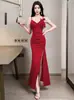 Vestido de Noite Preto com Gola Halter Ombro a Ombro Estilo Novo 2026 com Fenda Alta de Cor Contrastante Vestido Longo Sereia Adequado para Uso Diário para Mulheres