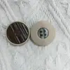 Fabricante de Botones Redondos Metálicos de Resina de Combinación Doble Mate para Abrigos Versátiles, Gabardinas, Chaquetas y Cárdigans de Lana al por Mayor