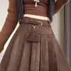 Foto real de minifalda plisada estilo A de gamuza dulce y fresca para Otoño/Invierno 2026 con diseño anti-exposición y cinturón
