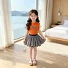 Conjunto de Duas Peças Sem Mangas Verão 2026 Meninas Estilo Coreano Colete com Babados e Laço e Saia Curta Bufante Conjunto de Duas Peças Estiloso