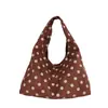 Bolsa de ombro grande com poá simples e texturizado, design de nicho, bolsa de ombro casual, moderna e estilosa, acabamento fosco, adequada para o trajeto diário