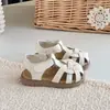 Sandalias tejidas nuevas para niña, estilo 2026, suela suave, huecas, antideslizantes, zapatos de playa cerrados para niños, estilo princesa de verano