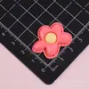 Acessórios de resina de flores pequenas de tamanho médio irregulares multicoloridos para DIY de capas de celular com cola de creme, presilhas de cabelo, acessórios de cabelo e chaveiros no atacado