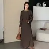 Conjunto de suéter de punto holgado de cuello redondo estilo coreano 2026 y conjunto de falda larga de dos piezas de hombros descubiertos, gris, talla única