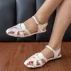 Sandálias tecidas estilo retrô francês em couro macio para mulheres, novo estilo primavera 2026, design nicho vazado, bico fechado, sapatos romanos com salto grosso confortáveis