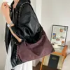 Bolso casual con remaches para mujer, nuevo modelo 2026, sensación relajada, bolso de hombro de gran capacidad, bolso tote de gamuza vintage