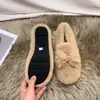 Sapatos peludos tipo chinelo de sola reta super populares em estilo francês para mulheres, adequados para uso externo no outono e inverno, novos sapatos de algodão tipo gorro mais vendidos de 2025