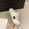 Pantuflas Baotou para mujer, ropa de calle estilo Hong Kong, zapatos retro sucios de cuero genuino, sandalias planas informales nuevas 2025