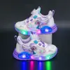 Zapatos para niñas al por mayor con luces 2026 primavera y otoño nuevos de malla transpirable zapatillas deportivas para niños pequeños y niños pequeños con suelas blandas para correr