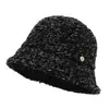 Nuevo gorro de punto grueso con colores mezclados, con un logo metálico, perfecto para otoño e invierno. Este gorro grueso y cálido es versátil, retro y casual.