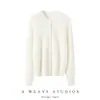 Suéter de cashmere com estilo clássico e vintage, apresentando padrão trançado, gola redonda e um design de tricô solto e versátil.