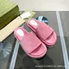 Pantuflas de Marca g de Gama Alta de Colores Caramelo con Letras y Suelas Gruesas, que Aumentan la Altura, Nuevo Modelo 2026, Estilo Informal Versátil de Moda, Suministro Directo de Fábrica