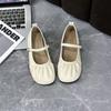 Zapatos Mary Jane plateados de boca profunda con tacón plano y pliegues rojos cibernéticos, nuevos zapatos de cuero pequeños de primavera 2025 para mujer, combinables con todo.
