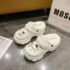 Zapatos de agujero con suela gruesa para mujer, ropa exterior de verano 2024, nuevos, antideslizantes, para oficina, playa, baotou, medias zapatillas, mujeres, venta al por mayor