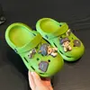 Nuevas sandalias perforadas para niños para el verano, pantuflas de suela blanda para interior y exterior para niños y niñas, zapatos perforados para bebé para uso en casa