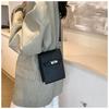 Bolso para teléfono móvil de estilo occidental para mujer, primavera y verano 2024, nuevo, de alto valor de color, diseño de nicho, bolso cuadrado pequeño vertical, bolso de mujer de moda