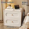 Mesita de Noche de Madera Maciza Color Crema, Nuevo Diseño de Piel, Lujo Ligero, Estilo Sencillo, Armario Pequeño de Almacenamiento Moderno para Dormitorio