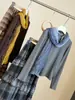 Camiseta chic simple de estilo coreano para mujer, con cuello redondo, manga larga y un elegante pañuelo, corte ajustado, camiseta básica versátil para otoño