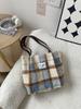 Bolso de cuadros de gran capacidad Maillard, bolso circular de lana para el día a día, otoño e invierno, nuevo bolso de hombro de felpa para estudiantes femeninas.