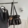 Bolsa PU retrô plissada estilo coreano 2026 com design minimalista, texturizado e moderno, adequada para looks modernos e casuais, uma bolsa de ombro plissada