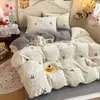 Juego de ropa de cama de cuatro piezas de terciopelo de leche engrosado de grado A con estampados de dibujos animados, que incluye una funda de edredón y una sábana bajera, adecuado para otoño e invierno, y diseñado para dormitorios estudiantiles