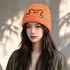 Gorro de Lana con Bordado de Oso Lindo Japonés para Mujer Otoño Invierno Protección para Orejas Cálida ins Gorro de Punto Moderno para Hombre Versátil