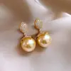 Brincos de Letra com Zircônia e Pérola Agulha de Prata, Elegantes e Versáteis, Brincos Estilo Chanel, Brincos da Moda de Luxo Leve de Alta Qualidade Atacado