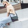 Bolsa Envelope 2025 Novo Estilo Acolchoada Pequena Quadrada Feminina Transversal Brilhante Bolsa de Maquiagem Pu Estilo Coreano Bolsa de Ombro Feminina