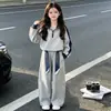 Conjunto Esportivo Feminino de Duas Peças 2026 Primavera/Outono Novo Calça de Pernas Largas Moda Tendência para Crianças de Tamanho Médio e Grande Fresco Emagrecedor