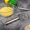 Batedor manual de massa e fouet de aço inoxidável, uma ferramenta doméstica para sovar massa e bater ovos, com superfície de mistura antiaderente