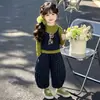 Conjunto de dos piezas de pantalones de lunares estilo coreano para niñas, nueva colección primavera/otoño 2026, atuendo moderno y elegante para niñas pequeñas