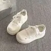 Tênis brancos de sola grossa femininos 2026 novo de primavera versáteis mocassins que aumentam a altura combinados com calças de perna larga, tênis casuais para estudantes