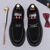 Zapatos de cuero casual de negocios, mocasines de gamuza de moda para hombre con suela gruesa de cuero genuino, zapatos de cuero hechos a mano de superficie suave para hombre