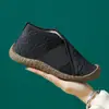 Zapatos de algodón invierno nuevos engrosados zapatos de algodón del viejo Pekín zapatos de mujer forrados de felpa cálidas botas de nieve para ancianos botas de algodón zapatos de madre
