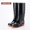 Botas de lluvia de caña alta, color liso, gruesas, forradas de felpa, ligeras, altura media a alta, engrosadas y duraderas, con suelas gruesas, zapatos impermeables para hombre