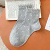 Novas meias cinzas de bolinhas com bordas franzidas para mulheres, meias de algodão absorventes de suor e respiráveis, meias fofas estilo japonês de renda até o meio da panturrilha empilhadas