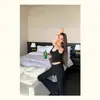 Atuendos para mujeres petite: conjunto de dos piezas top tipo camisola corto sexy ajustado y pantalones casuales acampanados de verano