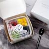 Caja de embalaje desechable de yogur frito de corte grueso, pequeña caja de plástico roja cuadrada transparente de cuatro compartimentos para llevar fruta especial