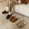 Pantuflas cerradas estilo francés con tacón oculto, nuevo diseño 2026 de punta redonda, con hebilla, hechas de gamuza y piel sintética, disponibles en colores caqui, caramelo y café
