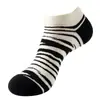 Calcetines cortos calcetines de algodón para hombre primavera y verano calcetines invisibles finos tendencia de comercio exterior ins absorbentes de sudor calcetines de barco de colores para niños al por mayor