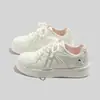 Sapatos Casuais de Verão 2026, Tênis Brancos Modernos e Versáteis, Sapatos Femininos de Alto Valor com Bico Redondo e Solado Grosso, Tênis com Design de Nicho